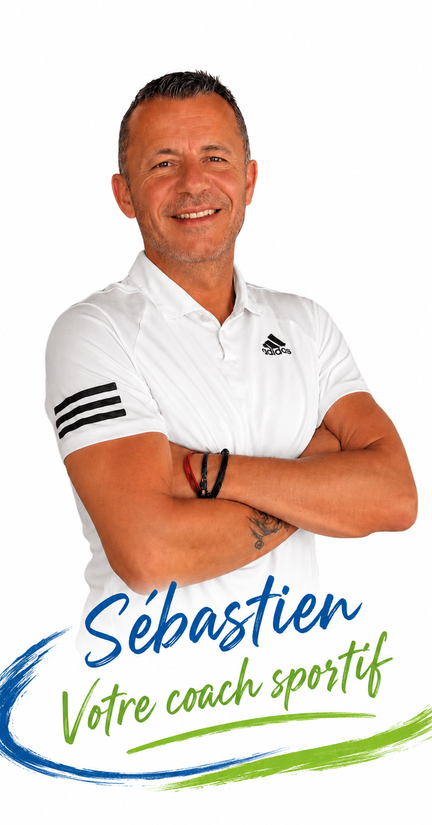 Homme souriant en polo blanc, bras croisés, avec le texte "Sébastien, Votre coach sportif".